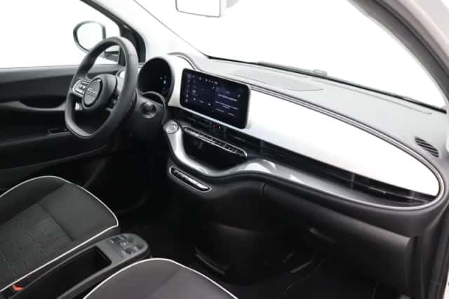 Fiat 500e (2023) thumbnail 3