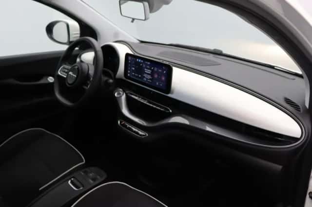 Fiat 500e (2023) thumbnail 3