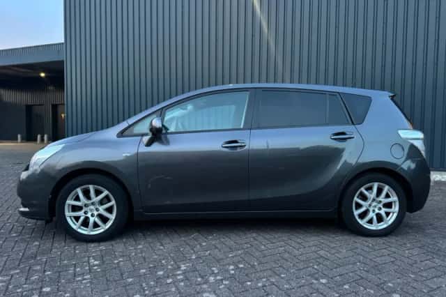 Toyota Verso (2011) thumbnail 2