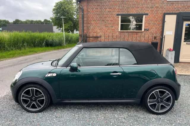 MINI Cabrio (2010) thumbnail 2