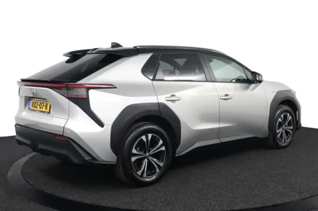 Toyota bZ4X (2025) thumbnail 2