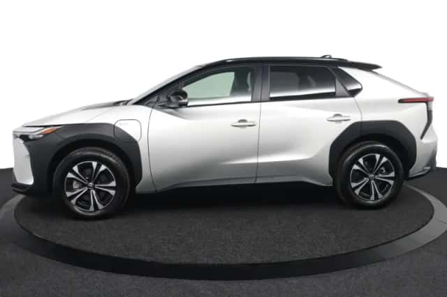 Toyota bZ4X (2025) thumbnail 3