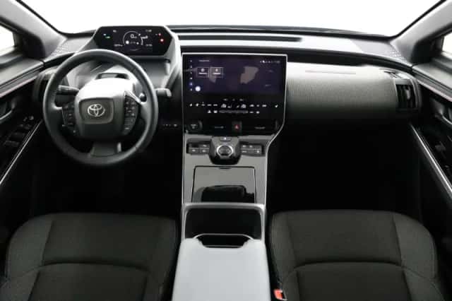 Toyota bZ4X (2025) thumbnail 4