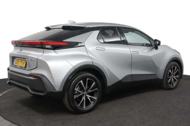 Toyota C-HR (2024) thumbnail 2