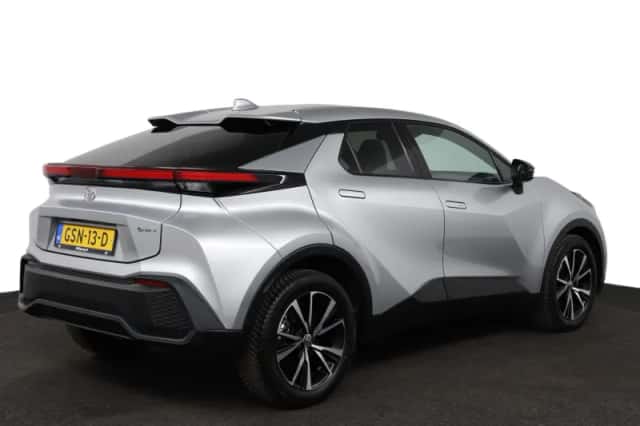 Toyota C-HR (2024) thumbnail 2