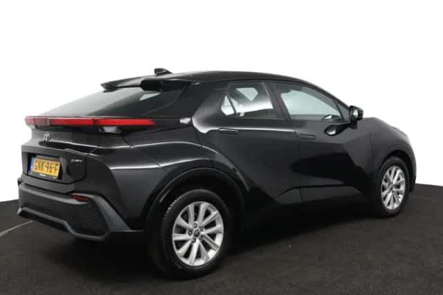Toyota C-HR (2024) thumbnail 2