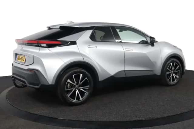 Toyota C-HR (2024) thumbnail 2