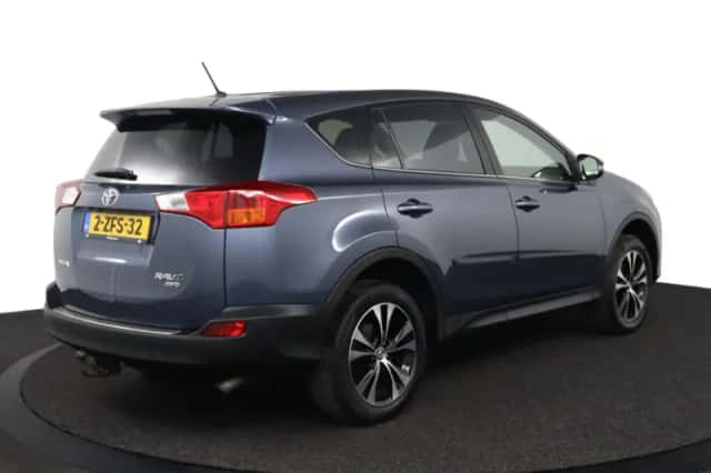 Toyota RAV4 (2015) thumbnail 2