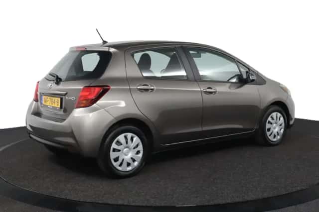 Toyota Yaris (2017) thumbnail 2