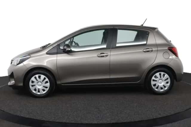 Toyota Yaris (2017) thumbnail 3