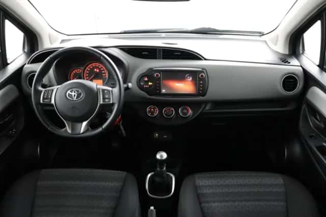 Toyota Yaris (2017) thumbnail 4