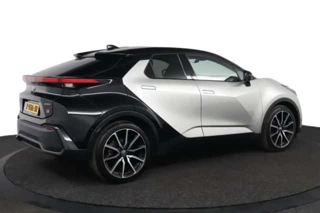 Toyota C-HR (2023) thumbnail 2