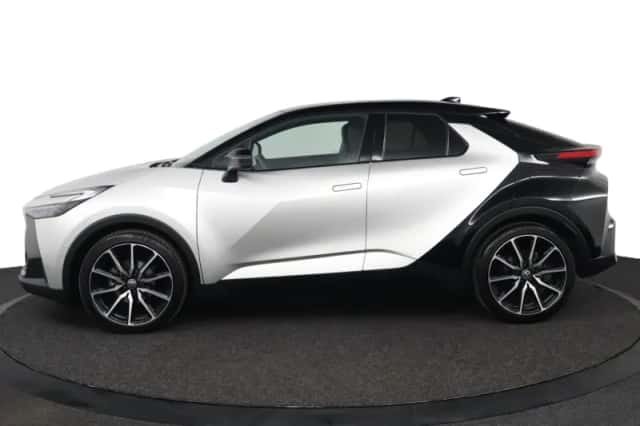 Toyota C-HR (2023) thumbnail 3