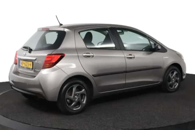 Toyota Yaris (2015) thumbnail 2