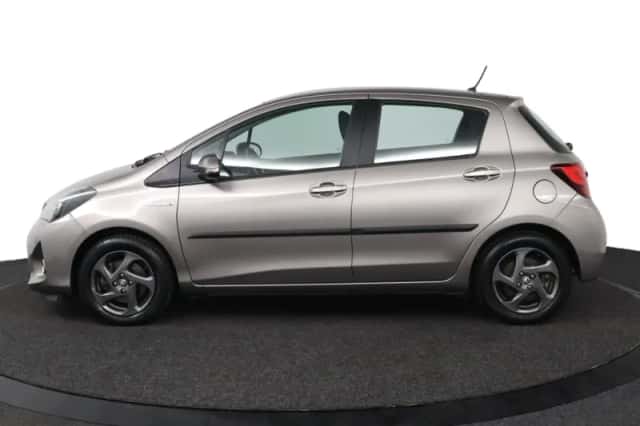 Toyota Yaris (2015) thumbnail 3