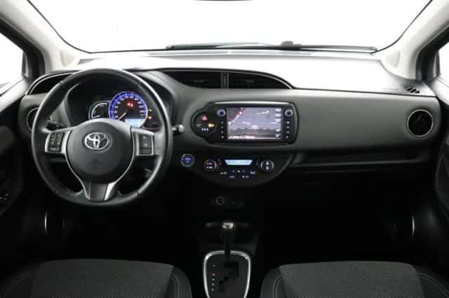 Toyota Yaris (2015) thumbnail 4