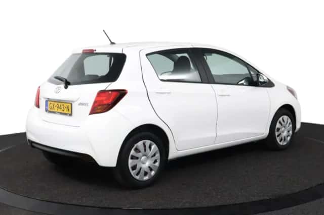 Toyota Yaris (2015) thumbnail 2