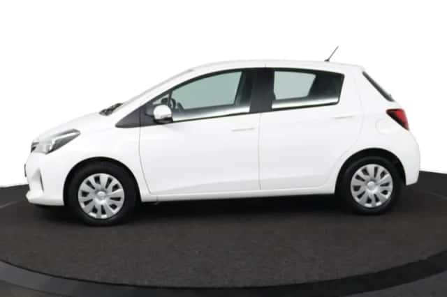 Toyota Yaris (2015) thumbnail 3