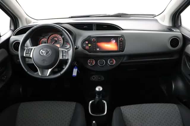 Toyota Yaris (2015) thumbnail 4