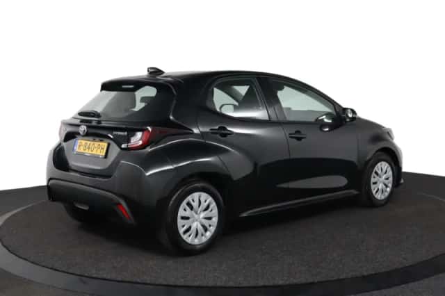 Toyota Yaris (2022) thumbnail 2