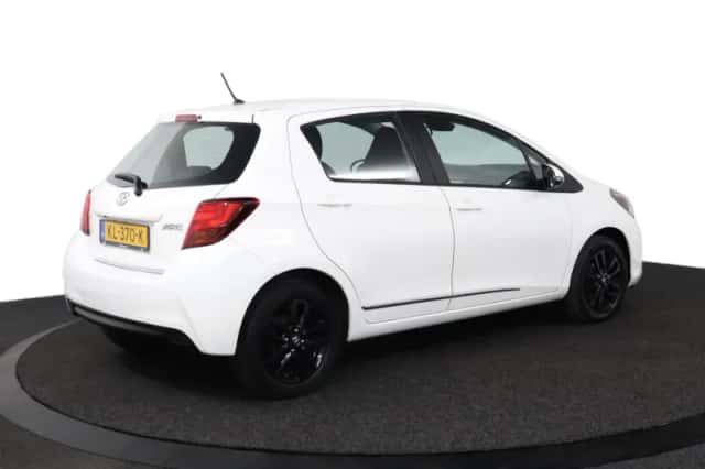 Toyota Yaris (2016) thumbnail 2