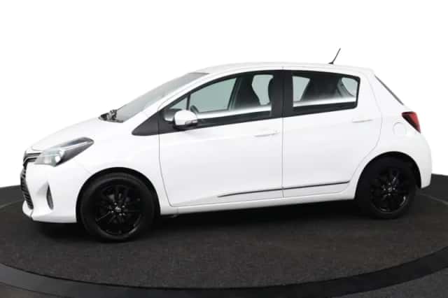 Toyota Yaris (2016) thumbnail 3
