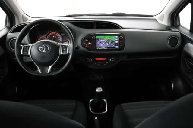 Toyota Yaris (2016) thumbnail 4