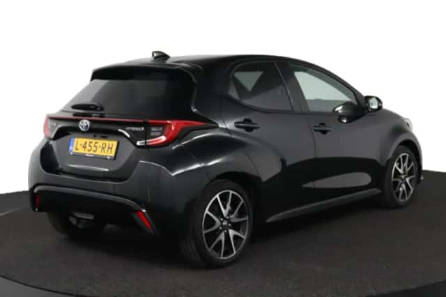 Toyota Yaris (2021) thumbnail 2