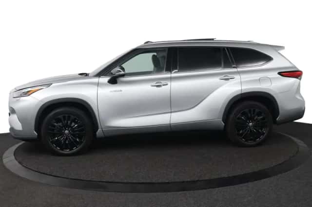 Toyota Highlander (2021) thumbnail 3