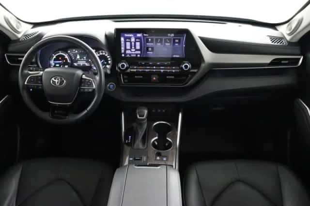 Toyota Highlander (2021) thumbnail 4