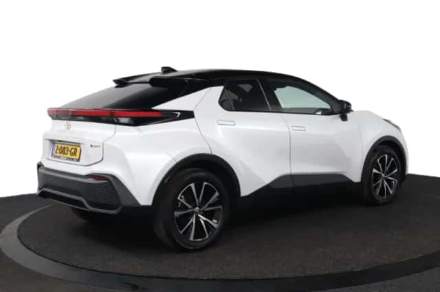 Toyota C-HR (2024) thumbnail 2