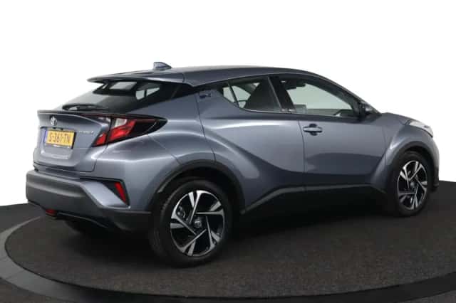 Toyota C-HR (2023) thumbnail 2