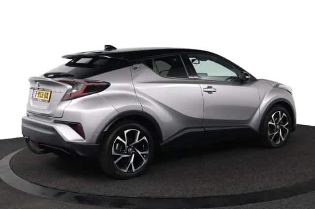 Toyota C-HR (2019) thumbnail 2