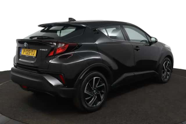 Toyota C-HR (2022) thumbnail 2