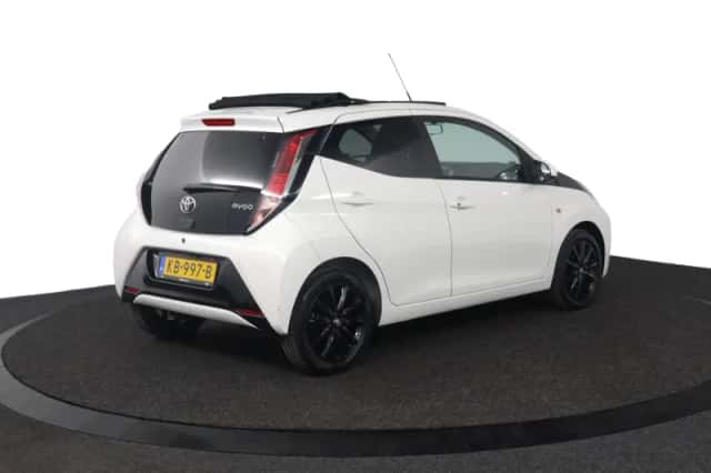 Toyota Aygo (2016) thumbnail 2