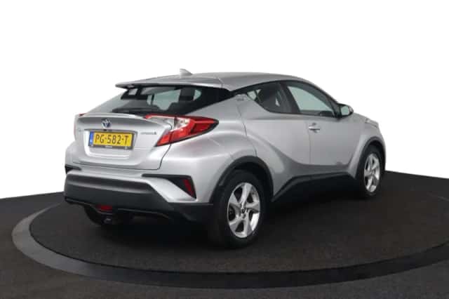 Toyota C-HR (2017) thumbnail 2