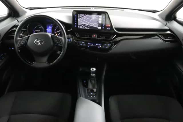 Toyota C-HR (2017) thumbnail 4