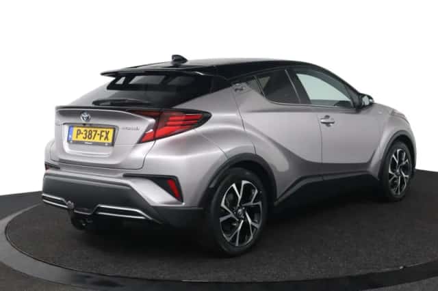 Toyota C-HR (2022) thumbnail 2