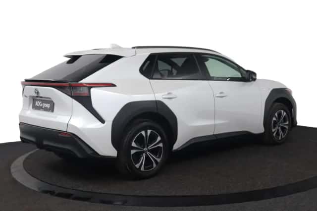 Toyota bZ4X (2023) thumbnail 2