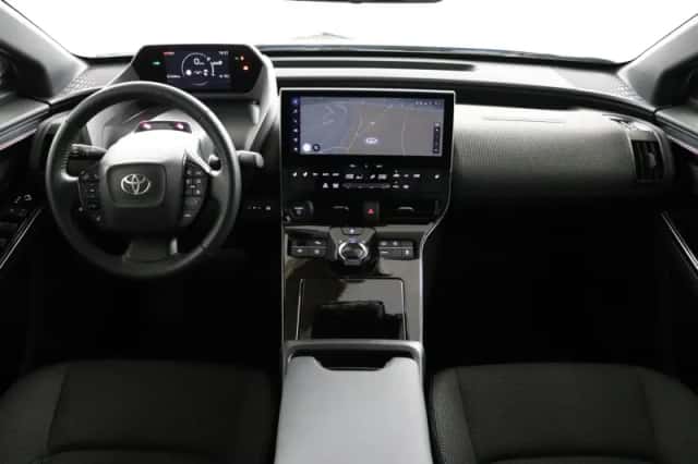 Toyota bZ4X (2023) thumbnail 4