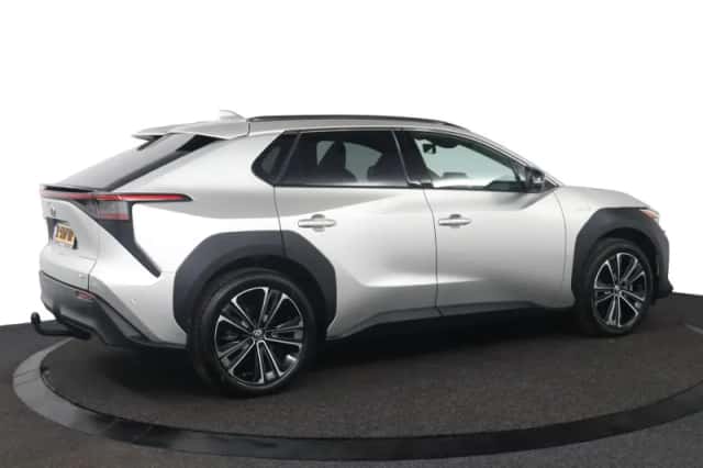Toyota bZ4X (2023) thumbnail 2