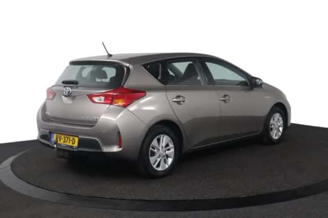 Toyota Auris (2014) thumbnail 2
