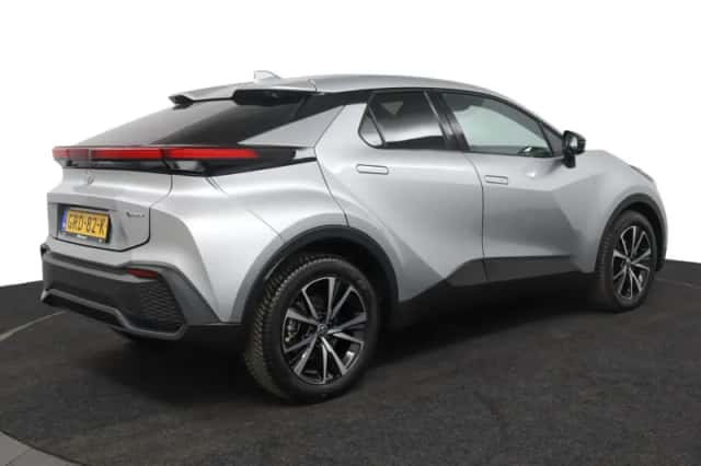 Toyota C-HR (2024) thumbnail 2