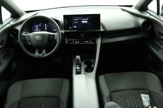 Toyota C-HR (2024) thumbnail 4