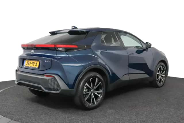 Toyota C-HR (2025) thumbnail 2