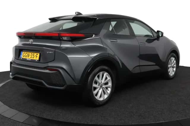Toyota C-HR (2024) thumbnail 2