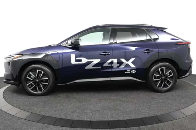 Toyota bZ4X (2026) thumbnail 3