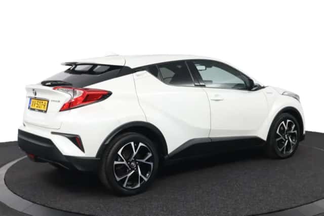 Toyota C-HR (2019) thumbnail 2