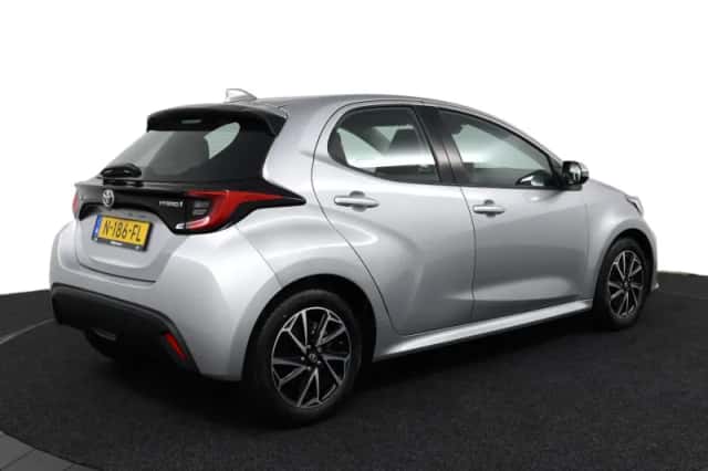 Toyota Yaris (2021) thumbnail 2