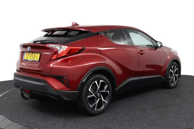 Toyota C-HR (2018) thumbnail 2